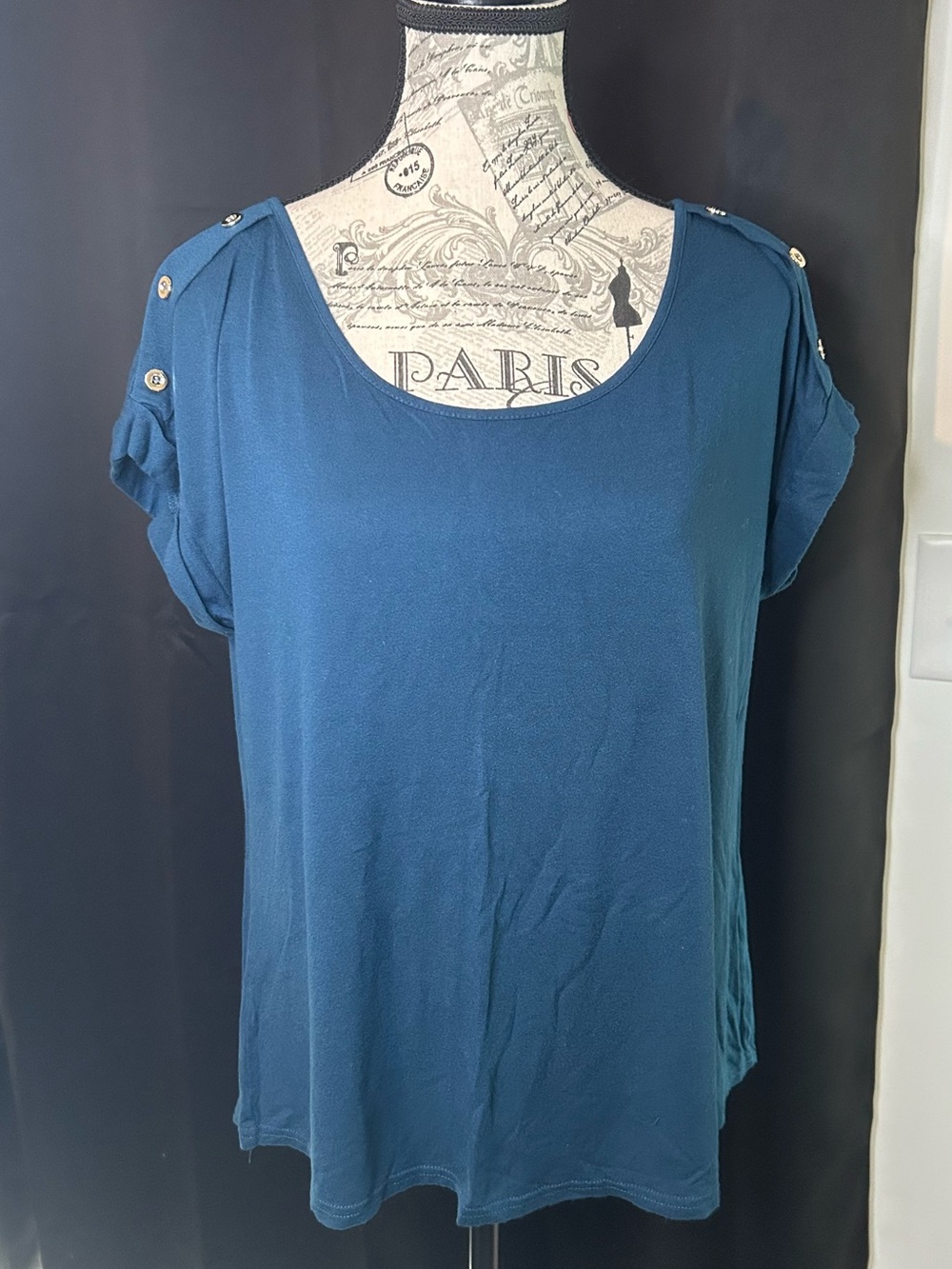 Women’s Scoop Neck Top with Shoulder Buttons (L)